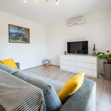 House Nina, 6 Bedroom & Private Pool Holiday home Koromani