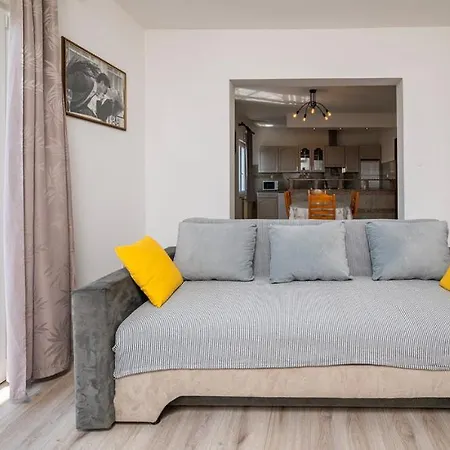 House Nina, 6 Bedroom & Private Pool Holiday home