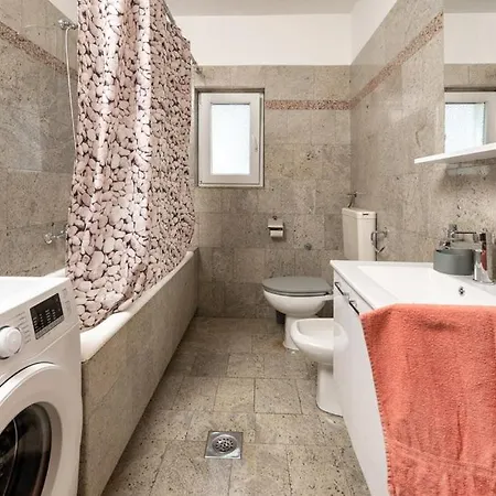 House Nina, 6 Bedroom & Private Pool Holiday home *